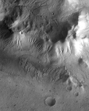 Central peak gullies Martz Crater (THEMIS_IOTD_20150406)