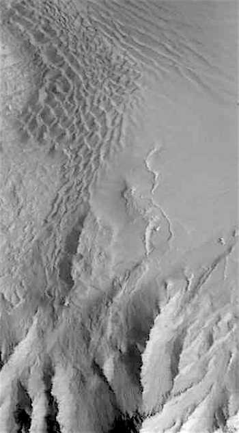 Dunes on Juventae Chasma floor (THEMIS_IOTD_20160819)